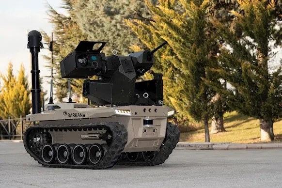 Çöl rengi paletli BARKAN İKA yandan; gimbal mastı yükseltilmiş, kaplama zeminde duruyor