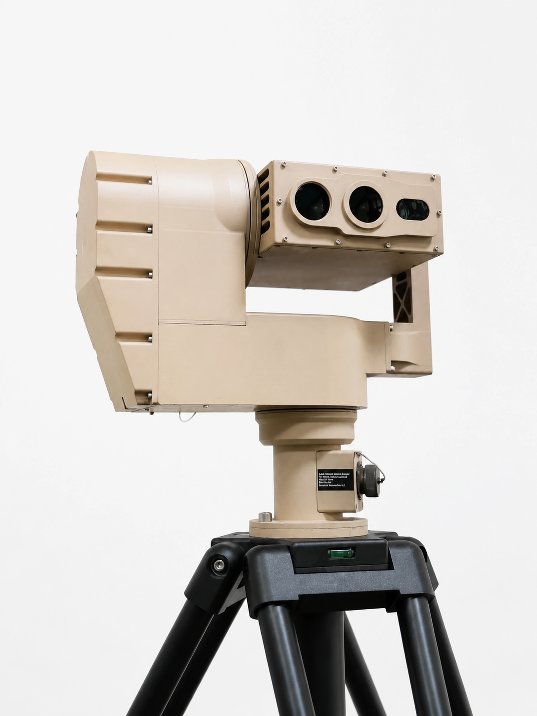 Siyah tripod üzerinde üç açıklıklı optik başı taşıyan çöl rengi pozisyoner, düz stüdyo fonunda