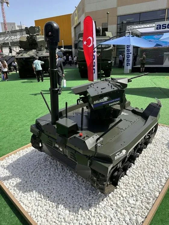 Stantta paletli insansız kara aracı; teleskopik mastı açık, ucunda stabilize gimbal