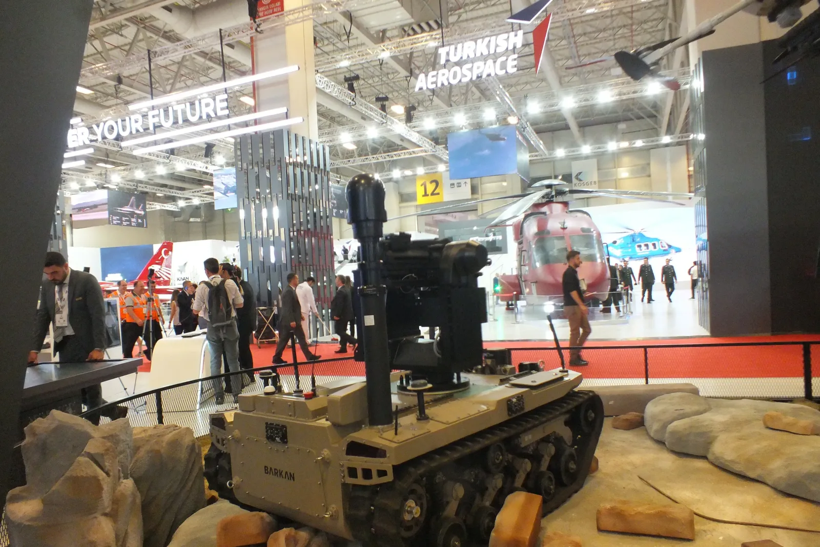 Stantta paletli insansız kara aracı; teleskopik mastı açık, ucunda stabilize gimbal