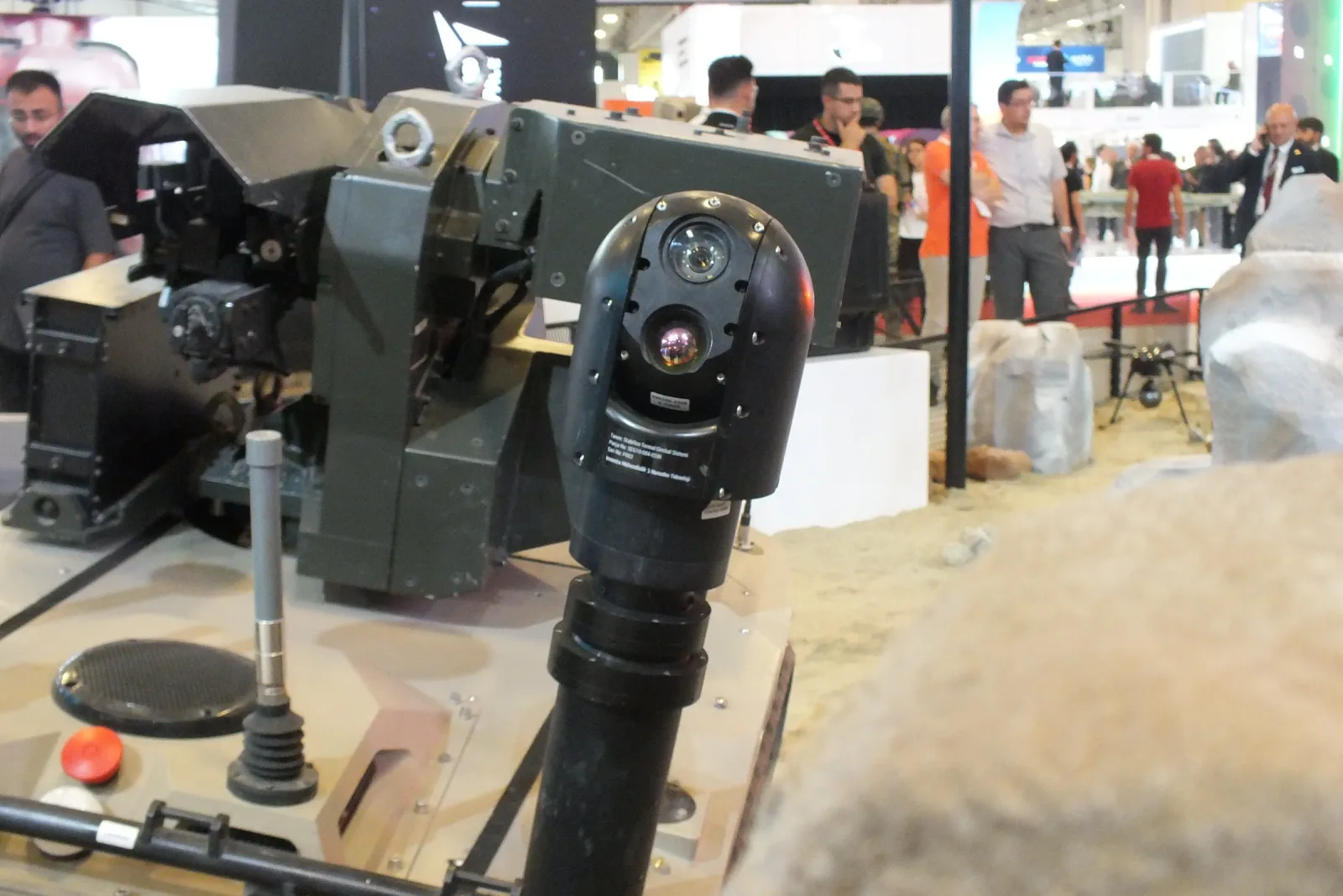 Stantta paletli insansız kara aracı; teleskopik mastı açık, ucunda stabilize gimbal