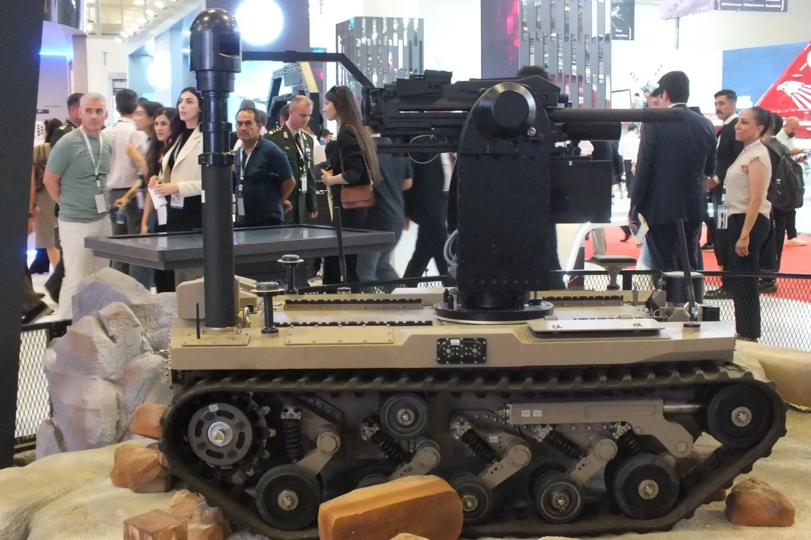 Stantta paletli insansız kara aracı; teleskopik mastı açık, ucunda stabilize gimbal