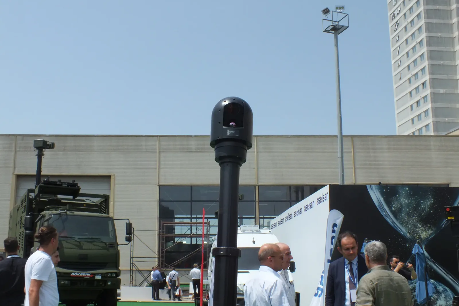 Stantta paletli insansız kara aracı; teleskopik mastı açık, ucunda stabilize gimbal