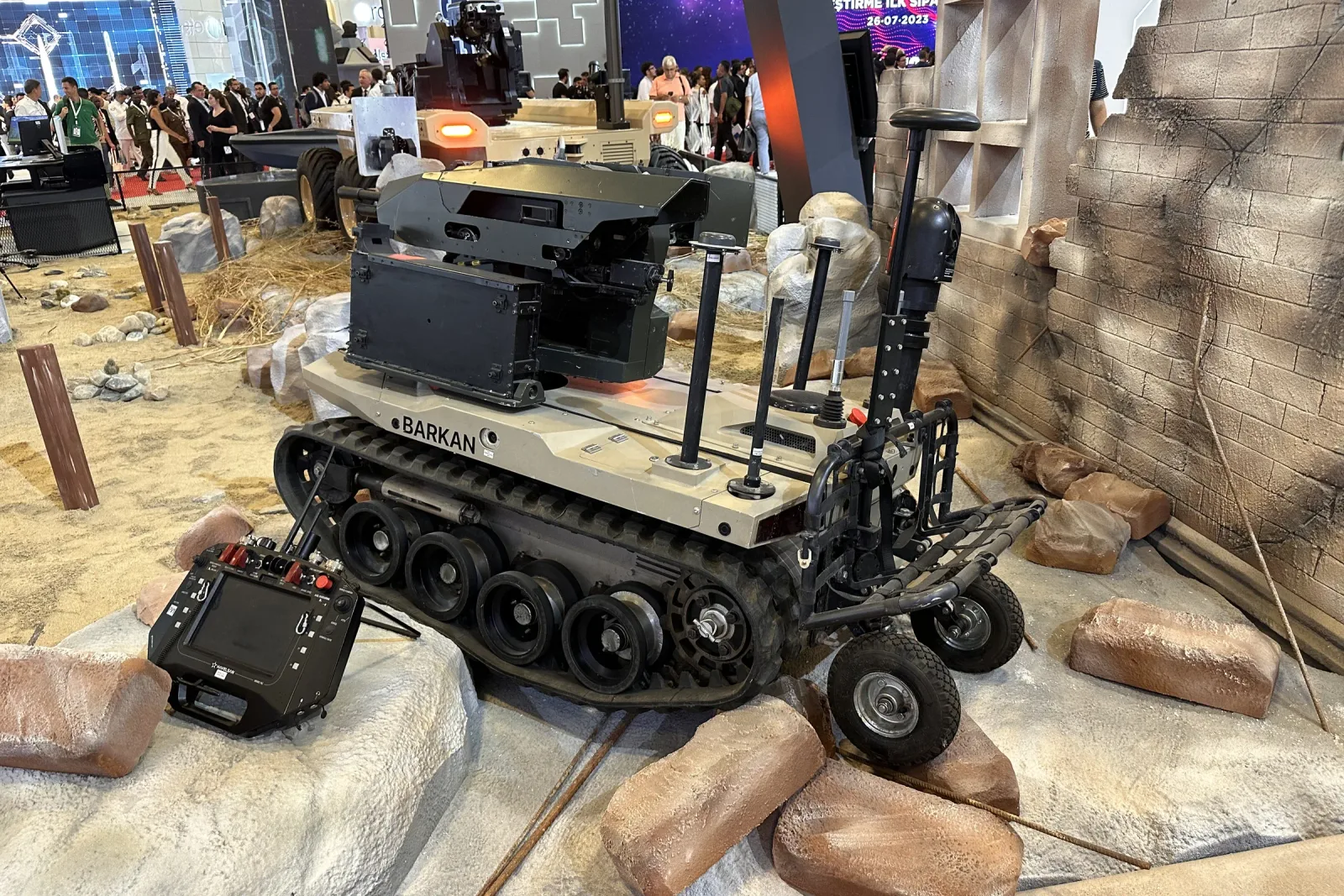 Stantta paletli insansız kara aracı; teleskopik mastı açık, ucunda stabilize gimbal