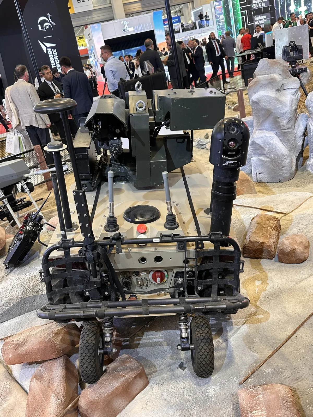 Stantta paletli insansız kara aracı; teleskopik mastı açık, ucunda stabilize gimbal