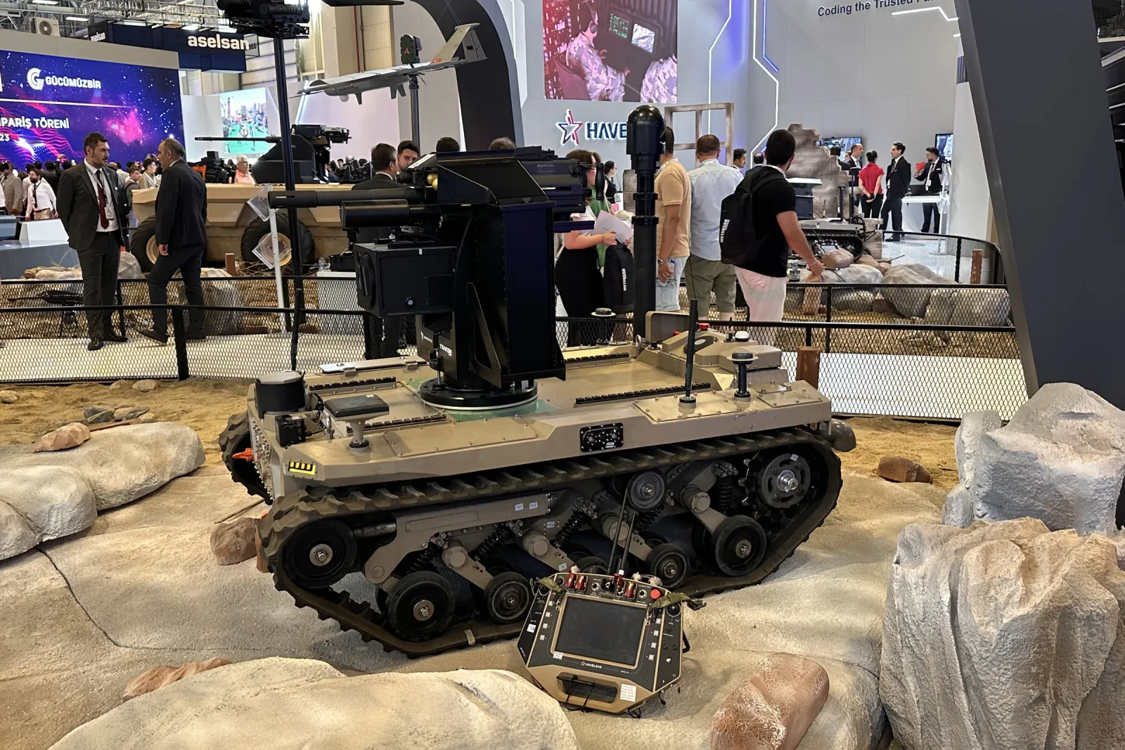 Stantta paletli insansız kara aracı; teleskopik mastı açık, ucunda stabilize gimbal
