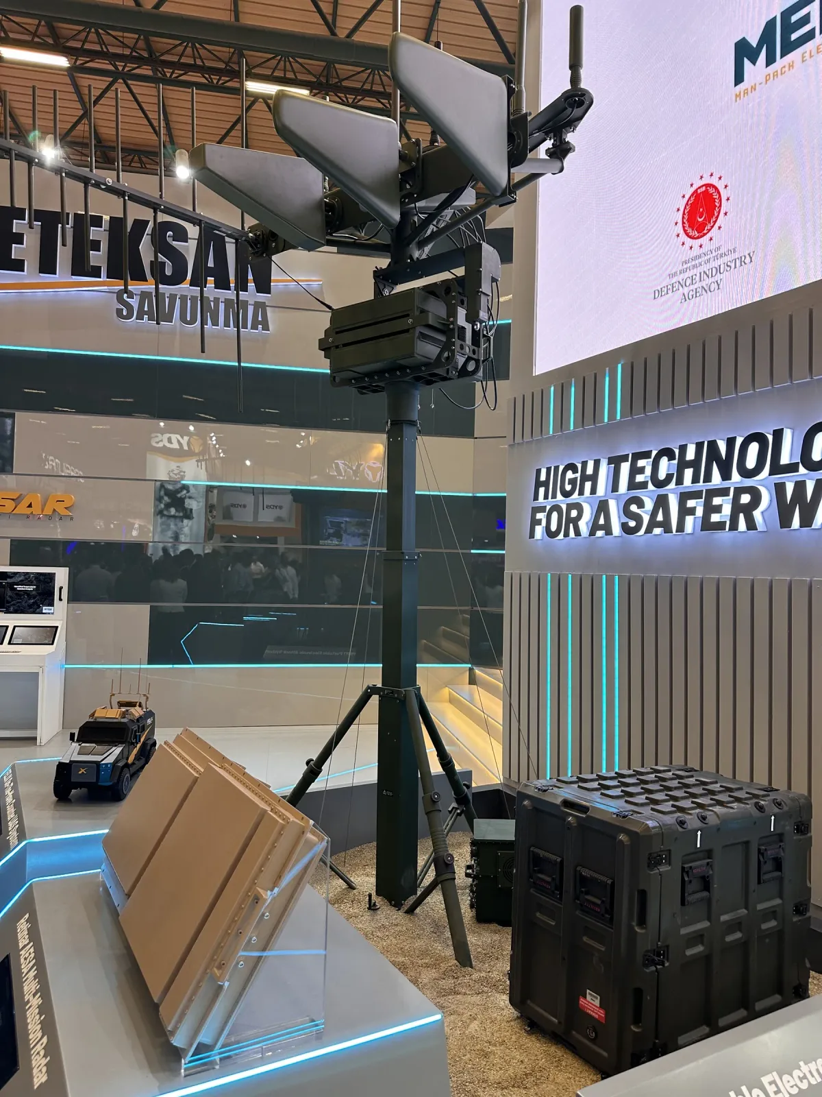 Stantta yönlü anten dizisini yükseğe taşıyan manuel teleskopik mast