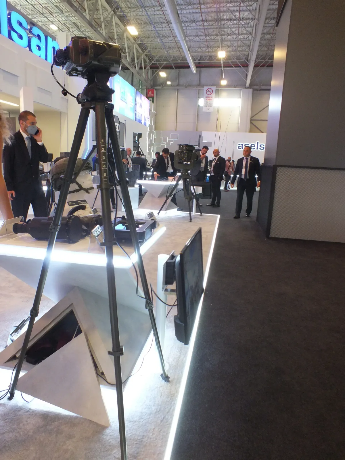 Fuar zemininde gözetleme faydalı yükü taşıyan ultra hafif tripod