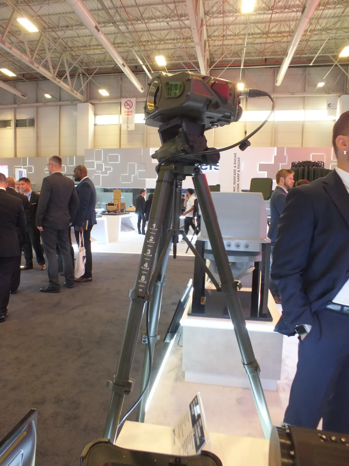 Fuar zemininde gözetleme faydalı yükü taşıyan ultra hafif tripod