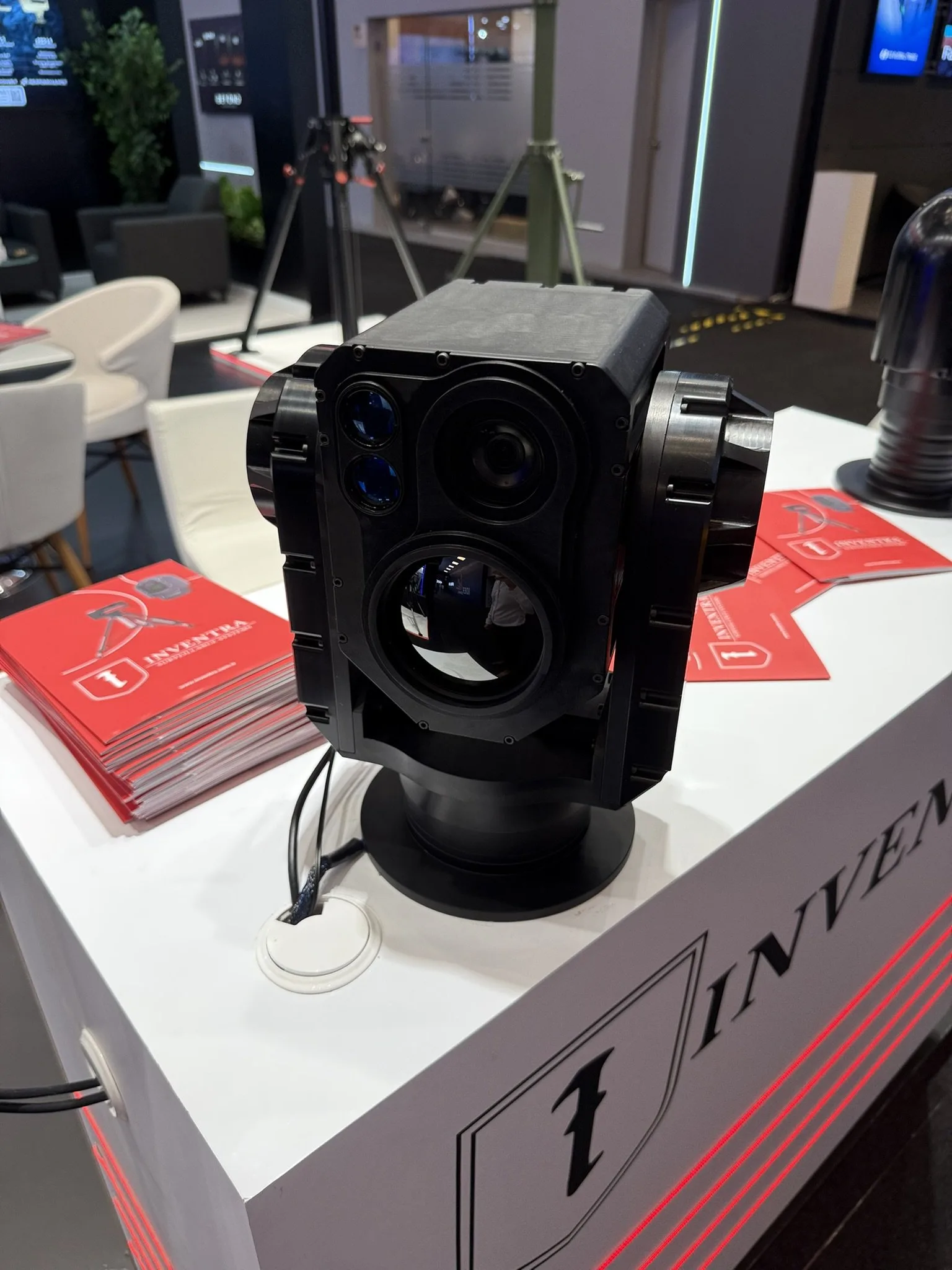 Inventra bankosunda çok açıklıklı kutu tipi gimbal; yanında broşürler