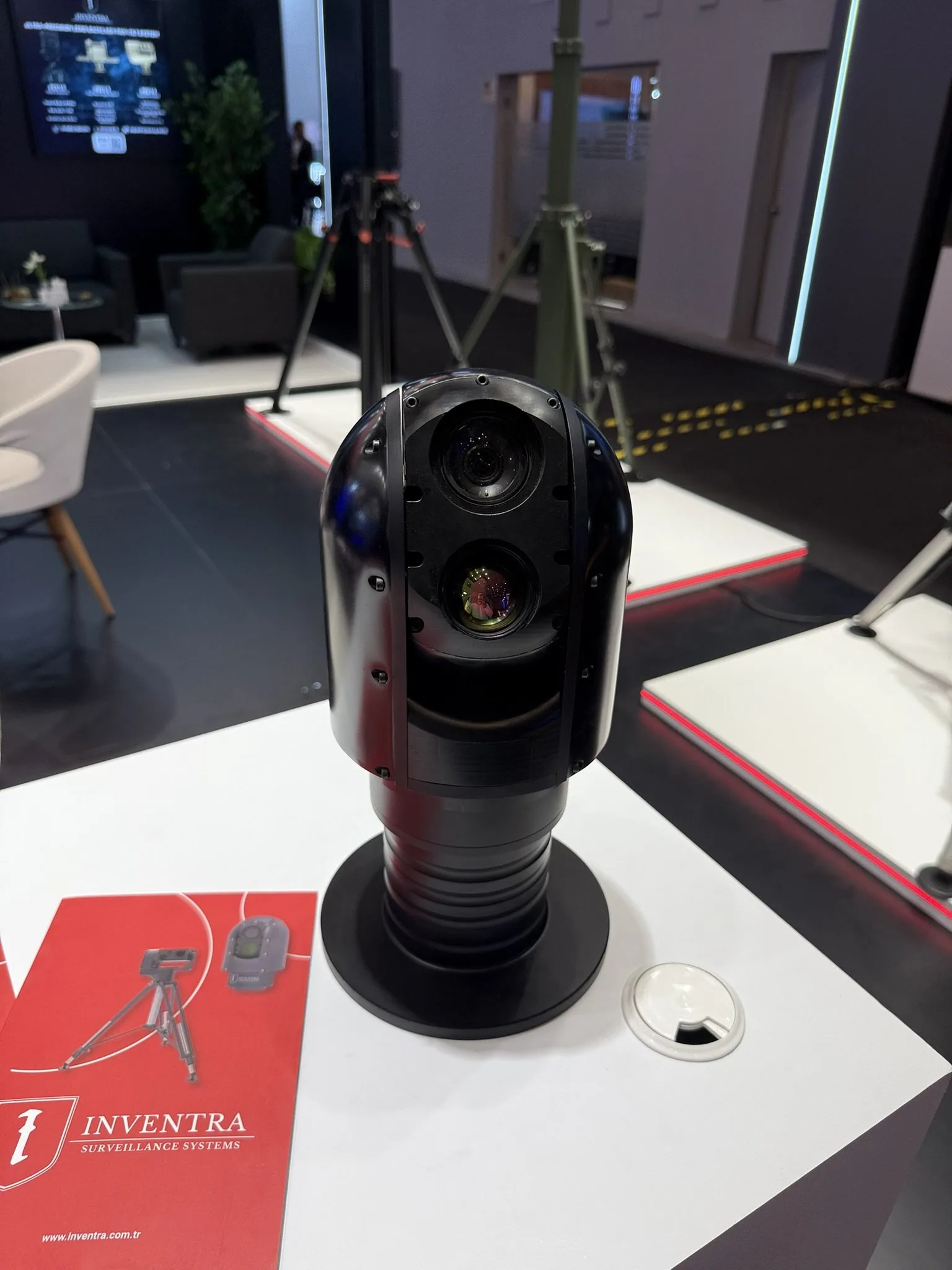 Bankoda kubbe tipi gimbal; yanında Inventra broşürü