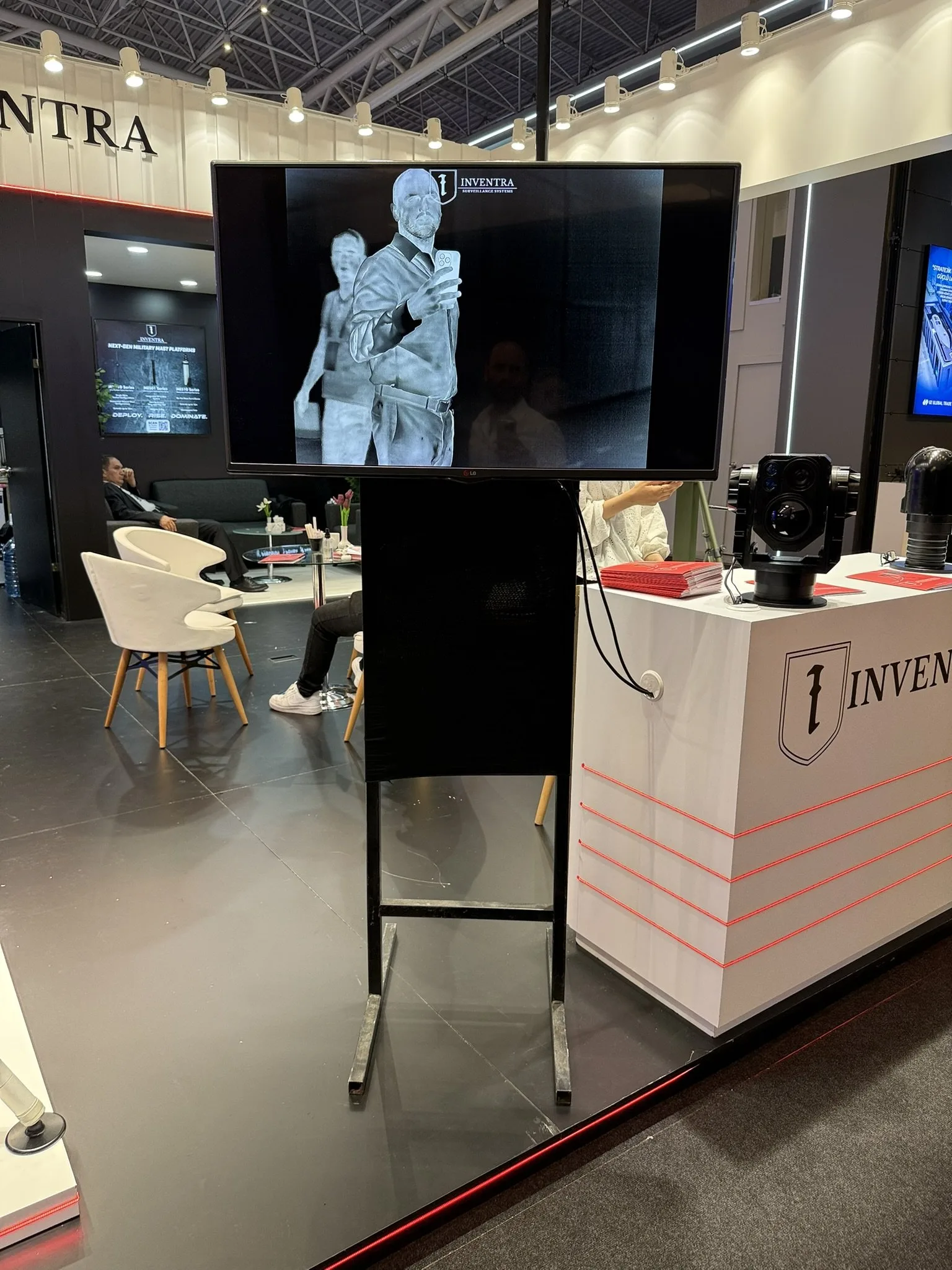 Ayaklı ekranda termal görüntü; yanında üstünde iki gimbal duran banko