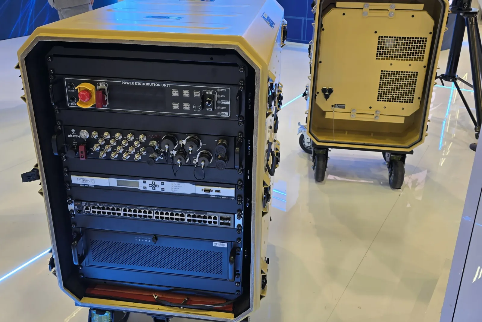 Kapağı çıkarılmış rack kabin; 19 inç rack içinde patch paneller, anahtar, konnektör paneli ve acil durdurma butonu görünüyor