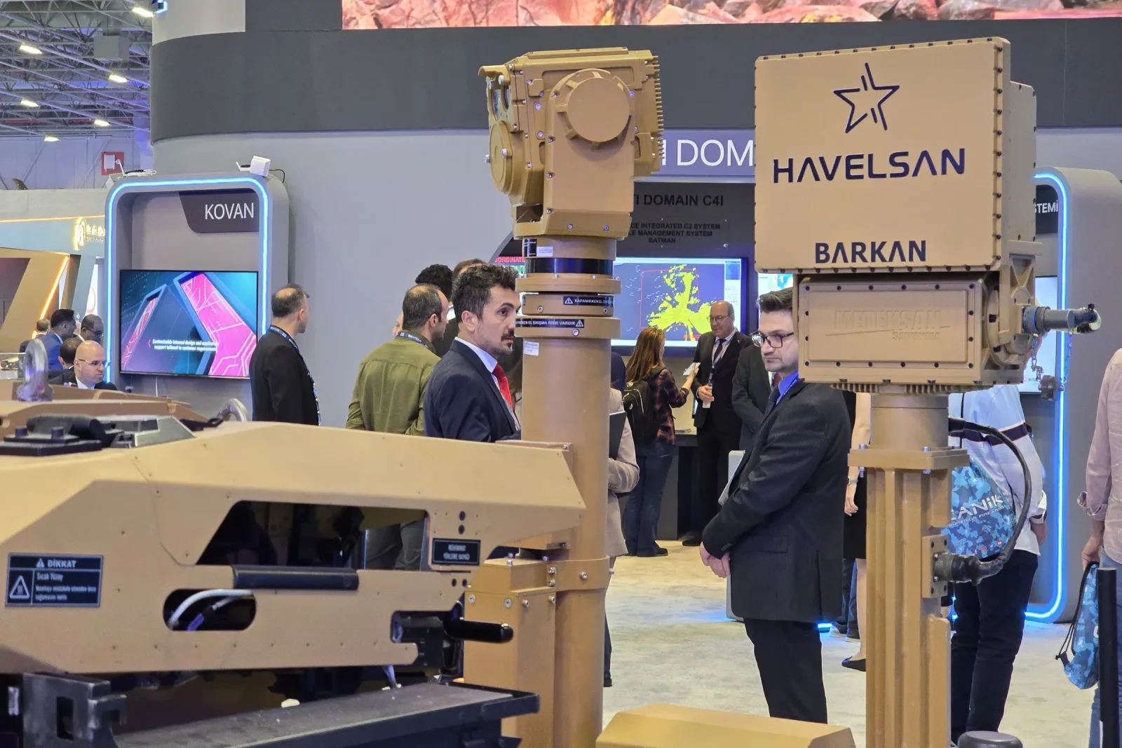 Mastın tepesindeki gimbal başı; salon aydınlatmasına karşı aşağıdan görünüyor