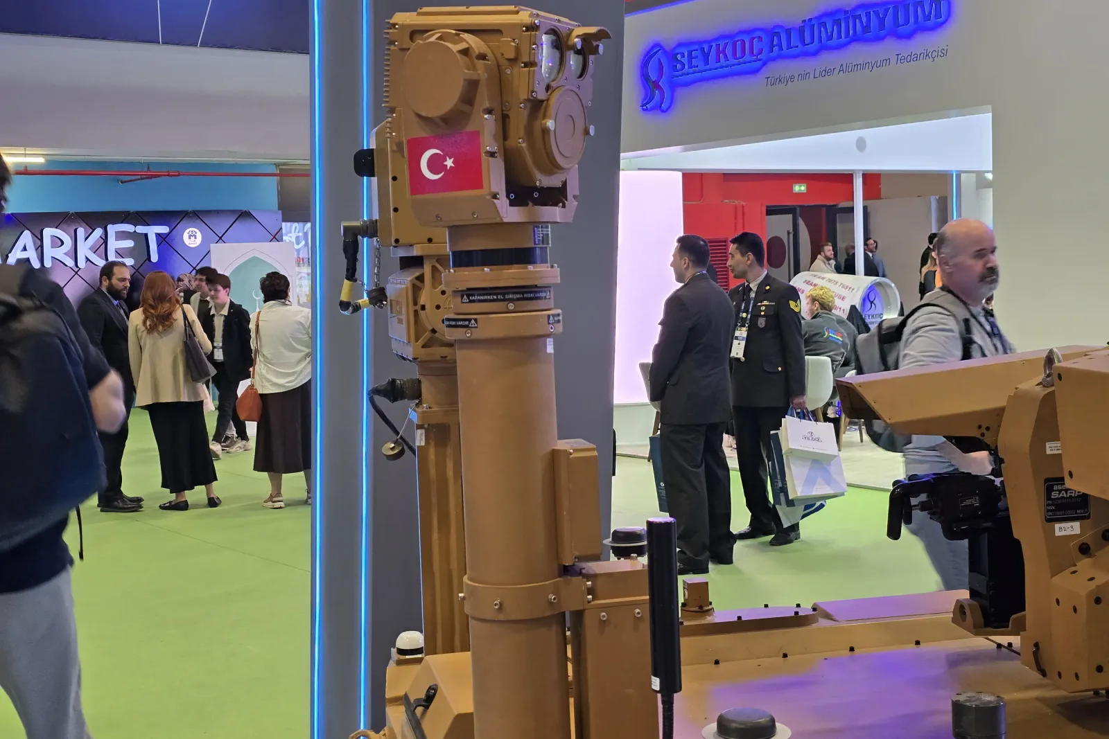 Mastı üzerinde yakından gimbal; altında araç güvertesi ve istiflenmiş donanımı görünüyor