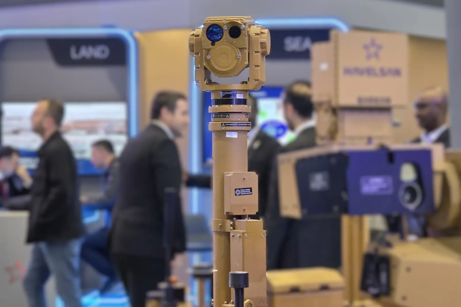 Kalabalığın üzerinde mastı üzerindeki gimbal; stand koridorundan çekilmiş