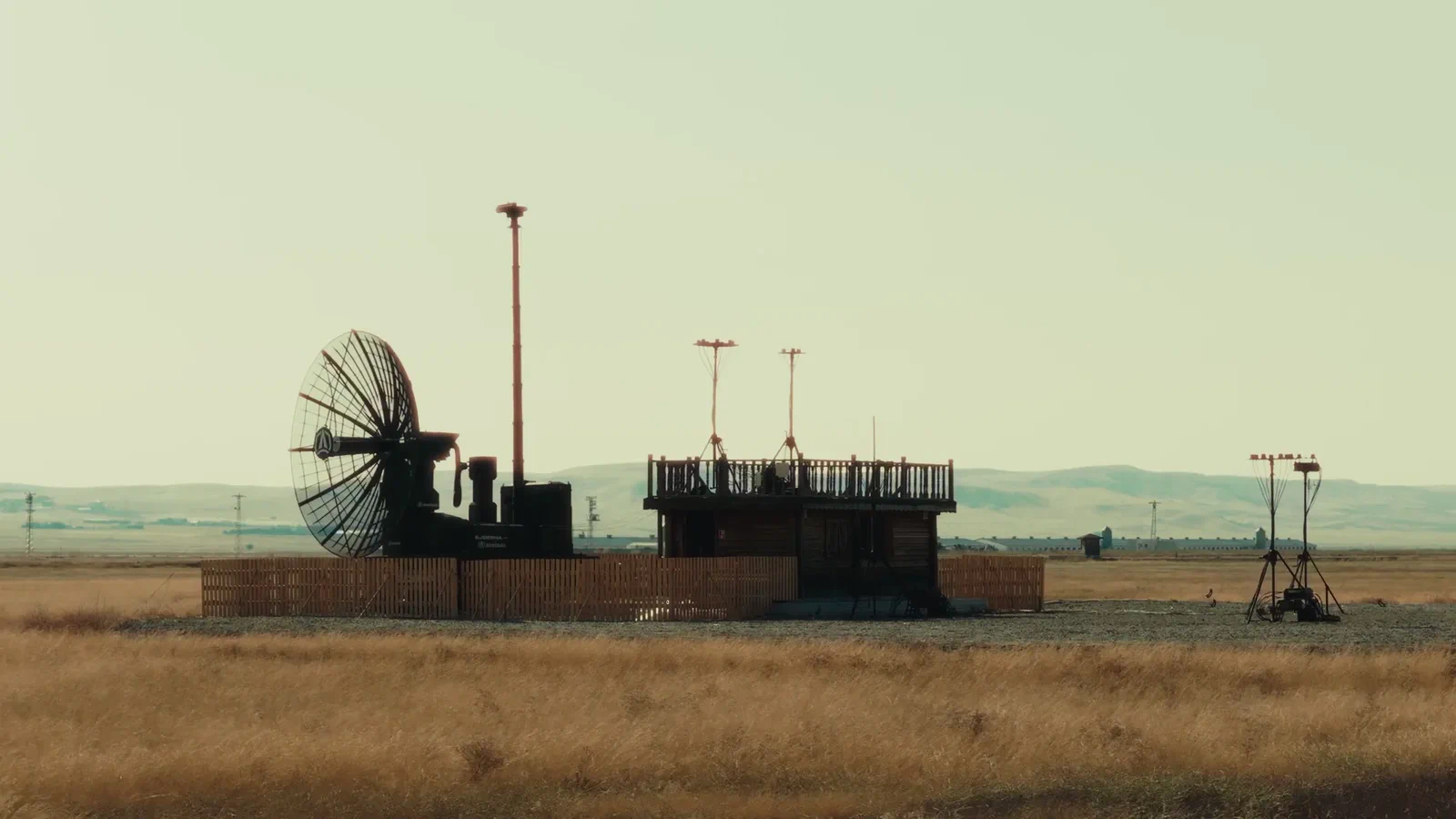 Açık bozkırda İHA karşı tedbir sahası: telkafes radar antan ve alçak bir platform, sağında gergi halatlı mastlar