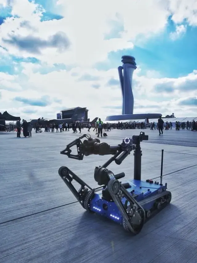 Apronda manipülatörlü robot üzerinde MES01