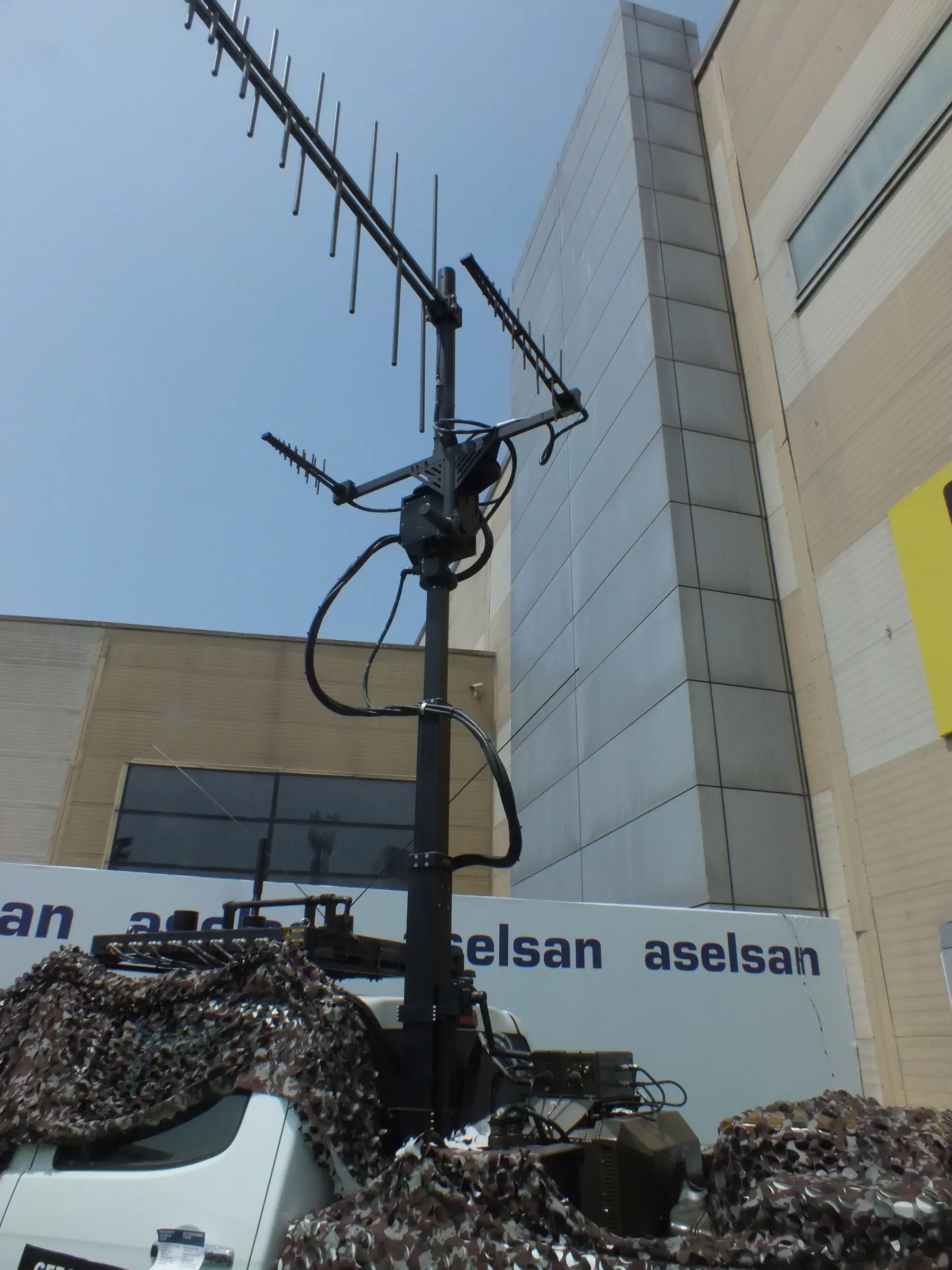 Araç üzerinde MMS20 ve yagi antenler