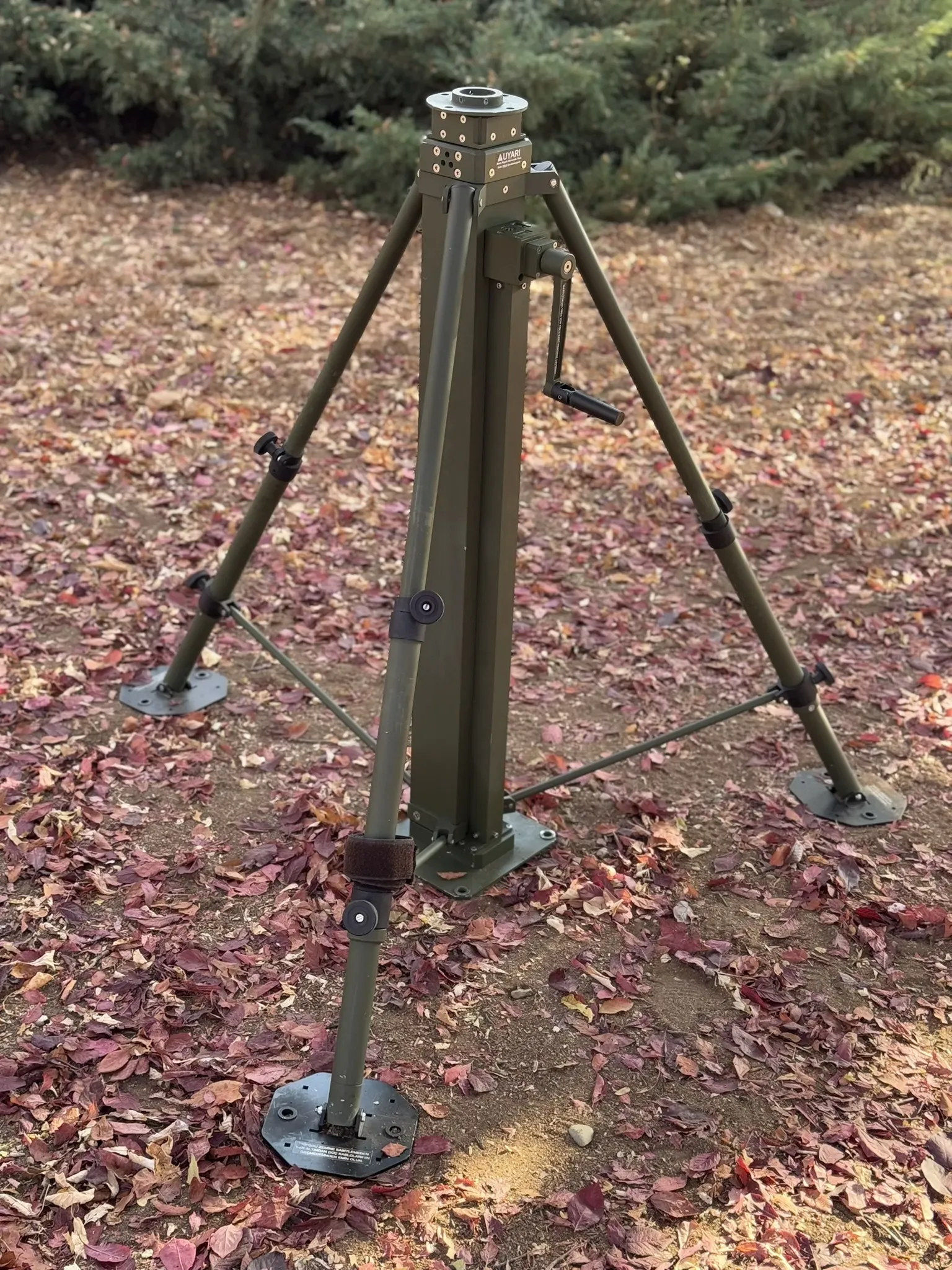 Tripoda açılmış ayaklar; kolon kapalı
