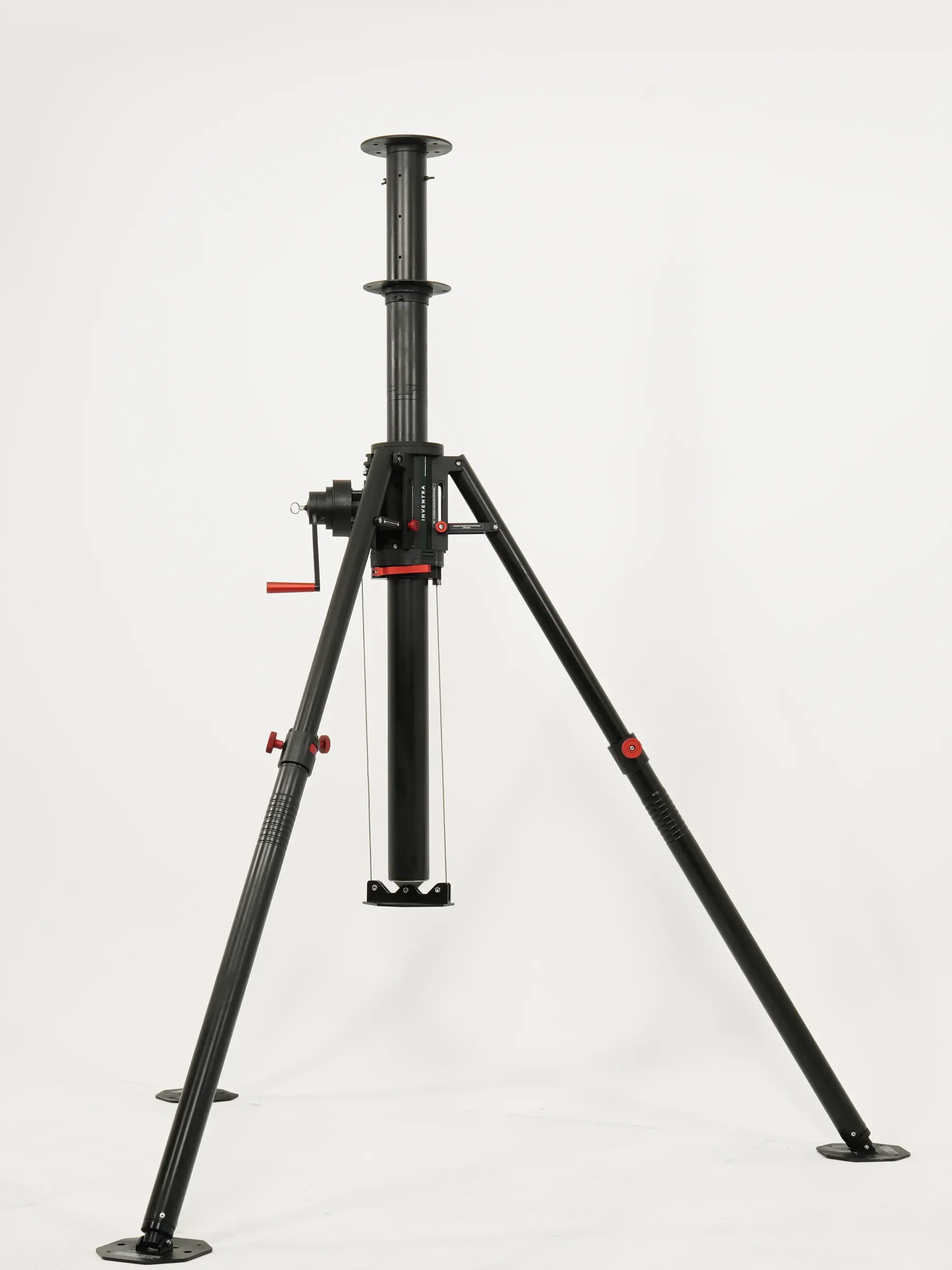 Tripod ayakları üzerinde dik duran tam kurulmuş MMT20 mastı