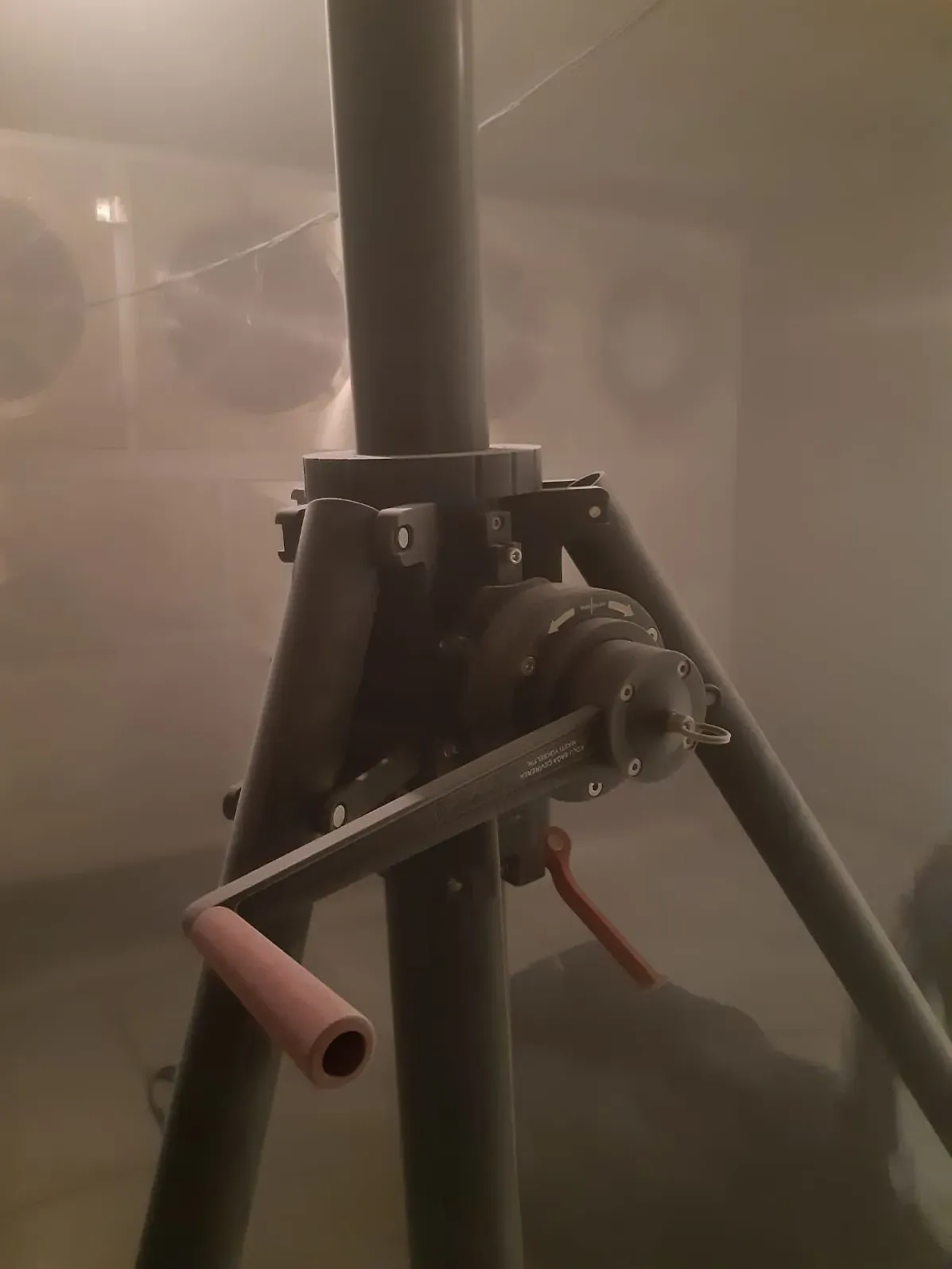 Puslu ve parlak aydınlatmalı çevresel test kabininde krank kollu zeytin yeşili tripod mast