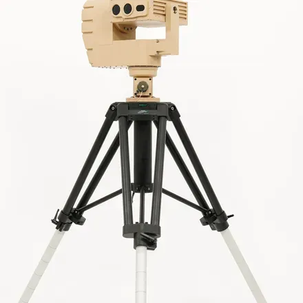 Tripod ayaklarının üzerindeki TMH10 üst plakasına cıvatalanmış pozisyoner