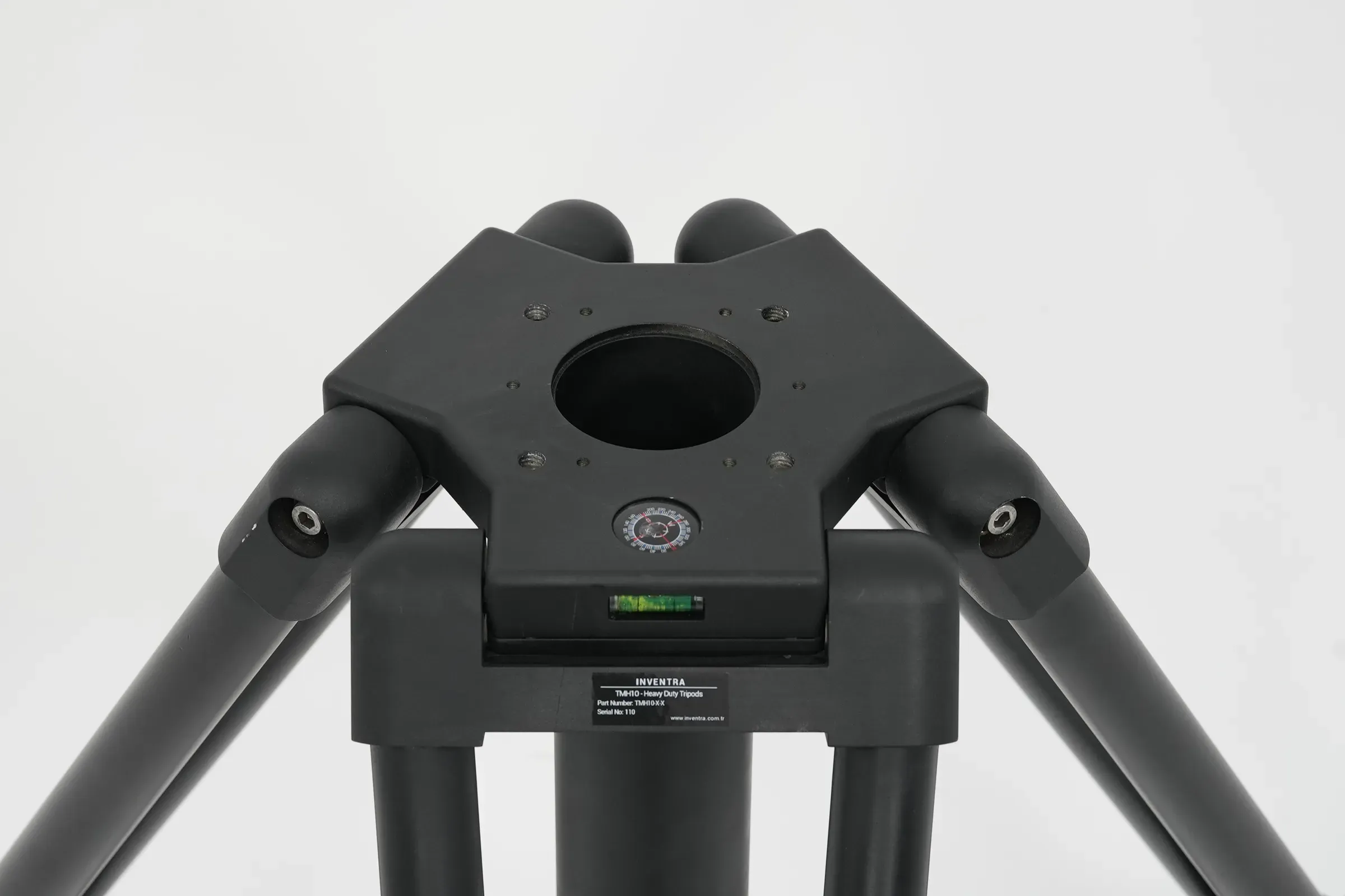 Merkez montaj deliği, su terazisi ve küçük tanıtım etiketini gösteren tripod üst plakası önden