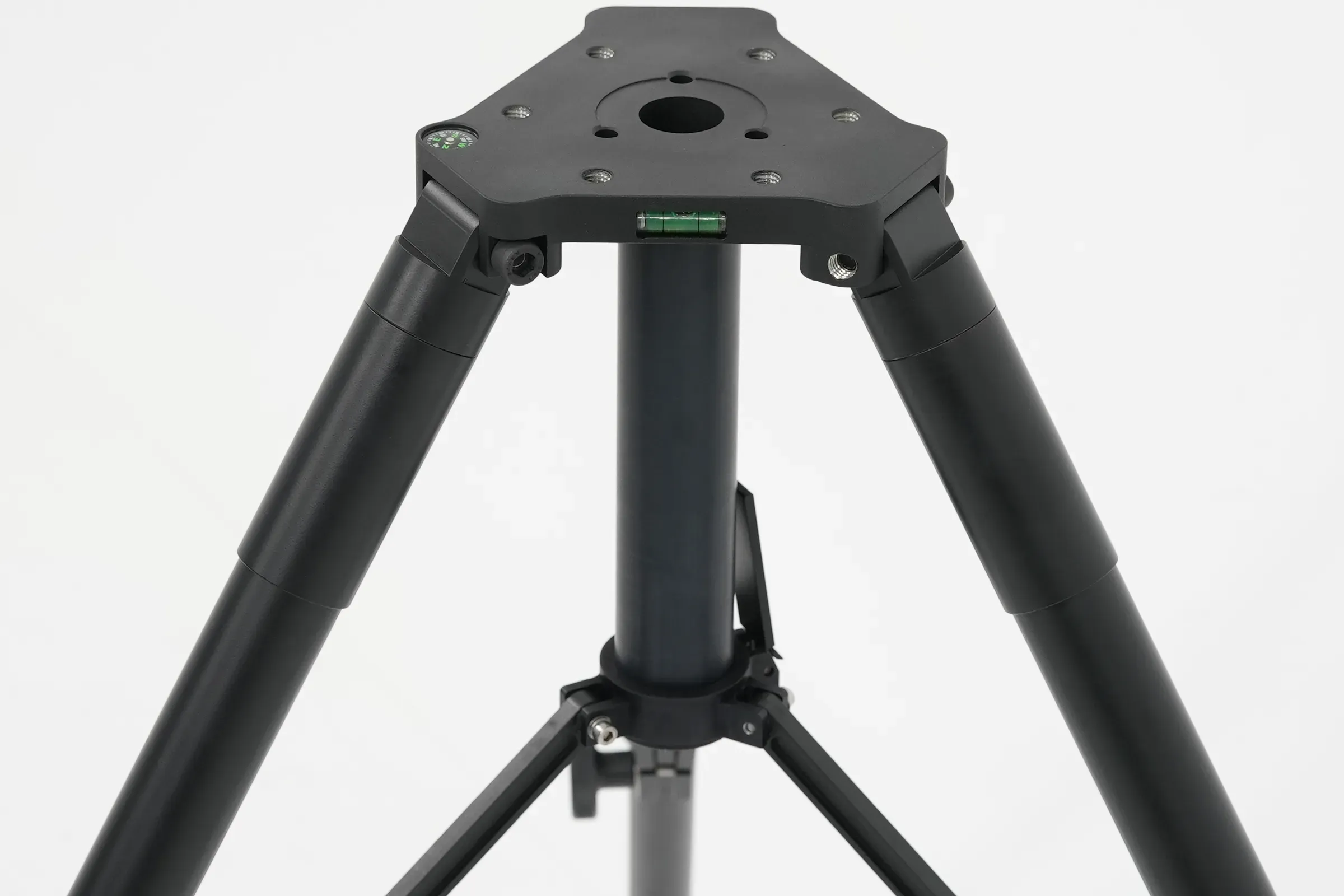 Tripod baş plakası, merkez kolonu ve yayıcı desteklerin önden görünümü