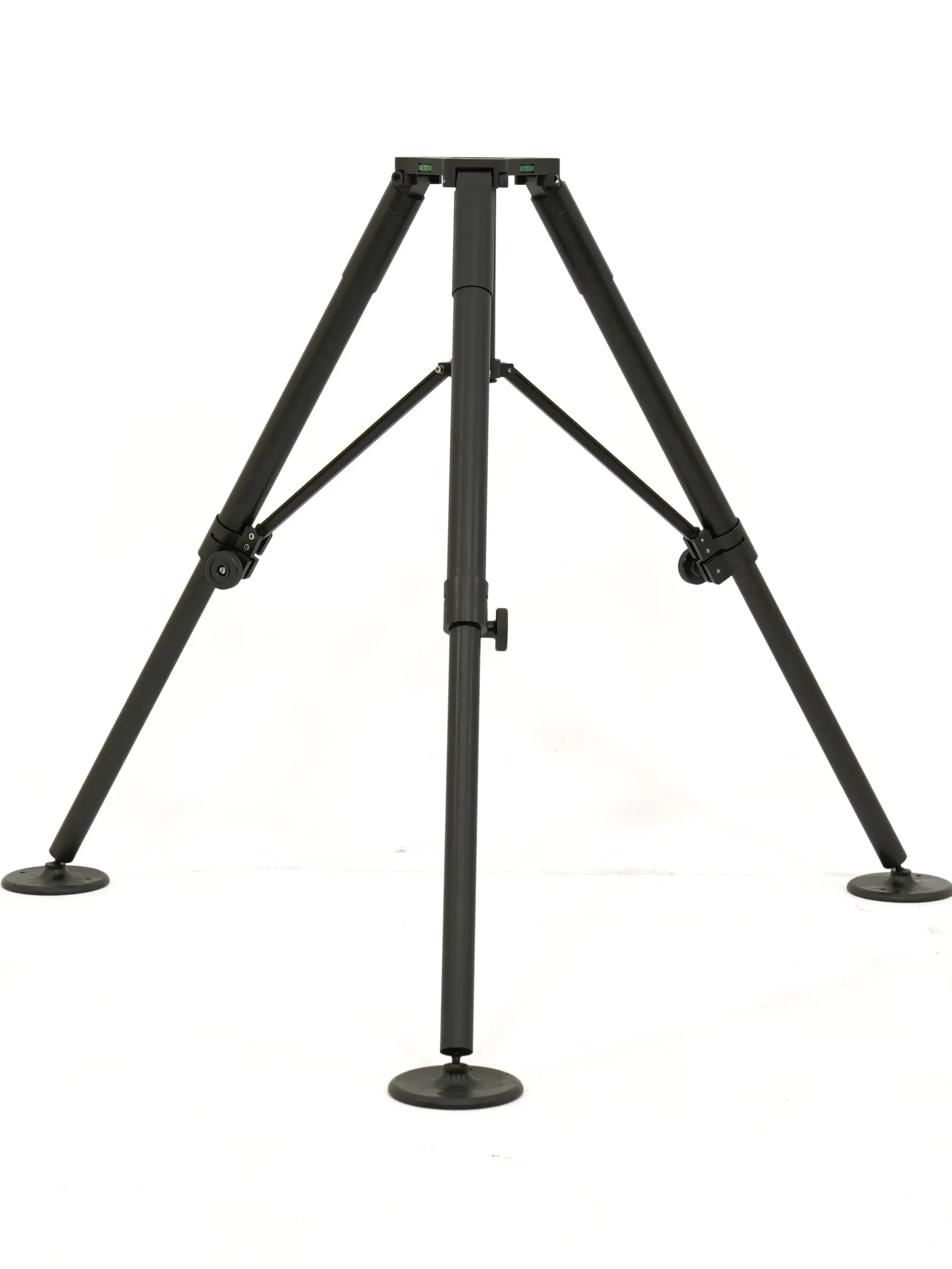 Açılmış hâlde duran siyah tripod, karede küçük görünüyor